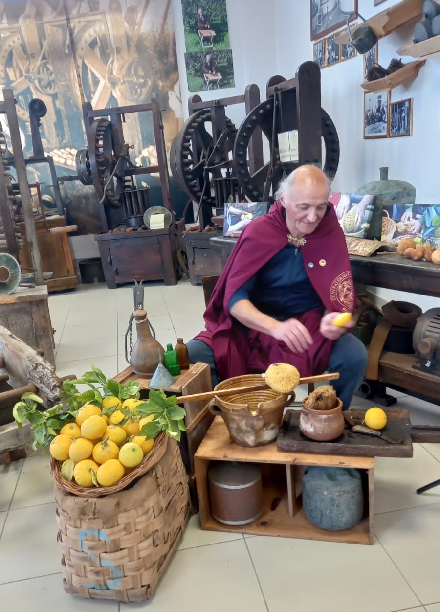 laboratorio estrazione olio essenziale socio leo maviglia